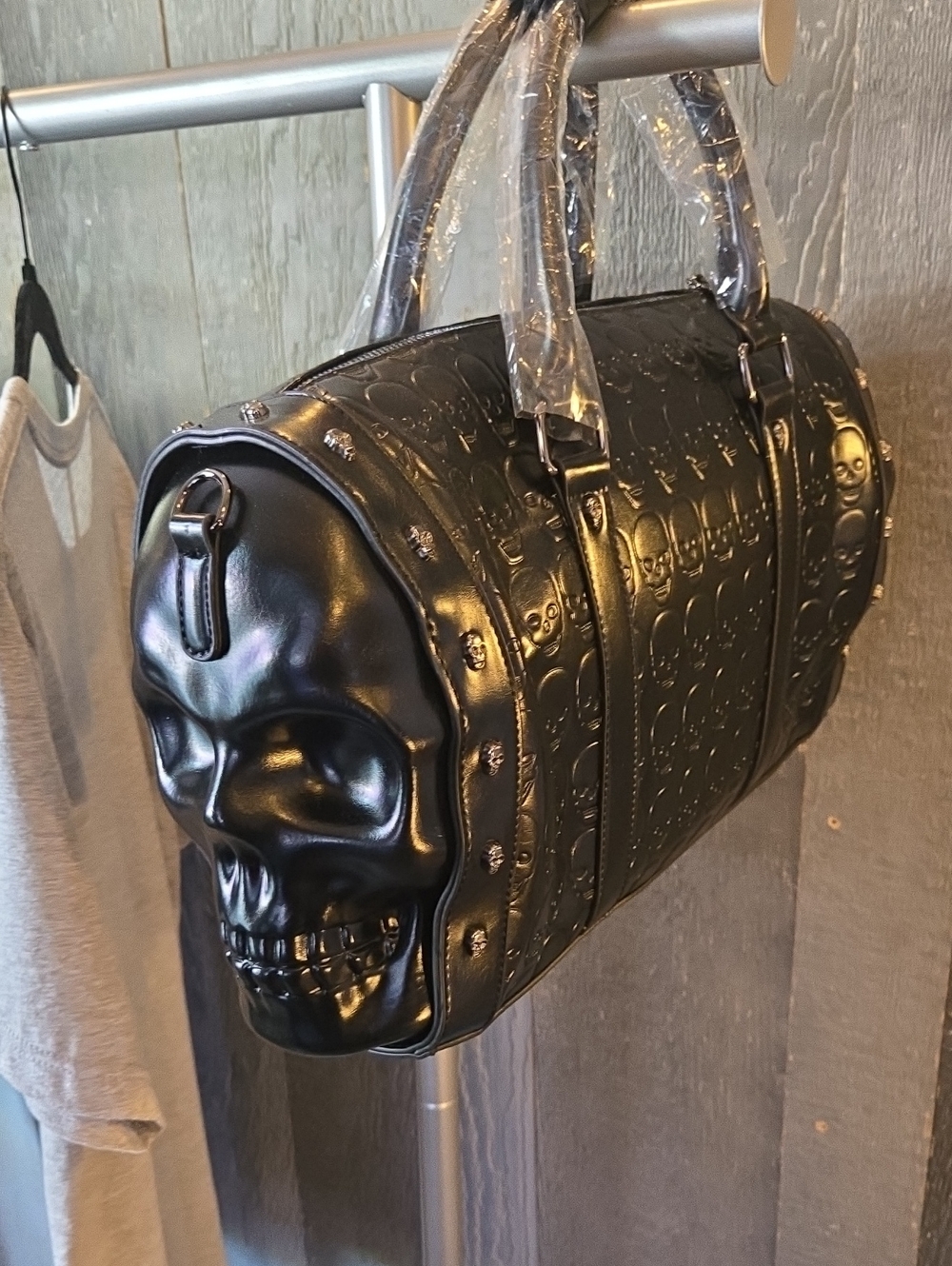 Black Skull-Accent Men’s Duffel Bag